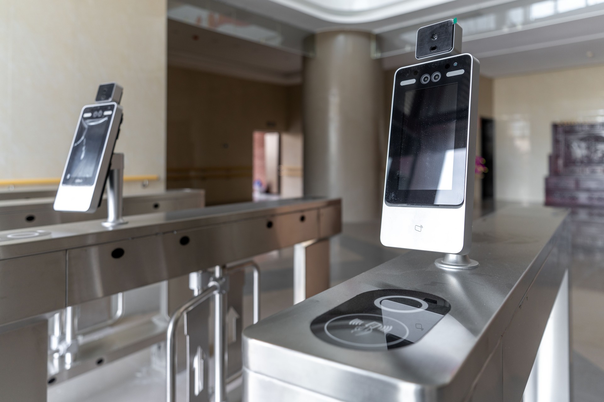 Security access control system at the entrance